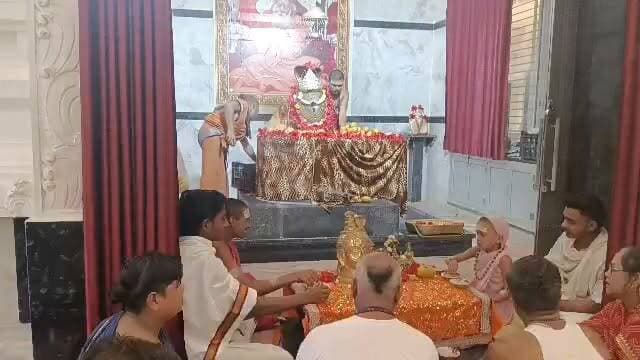 🚩 हर हर महादेव 🚩
आम्र फलों एवं तिल से भगवान श्री कामेश्वर–कामेश्वरी का दिव्य अर्चन एवं पूजन श्रद्धा और भक्ति के साथ संपन्न हुआ। इस पावन अवसर पर भक्तों ने भगवान का पूजन-अर्चन कर सुख, समृद्धि और कल्याण की कामना की।
हर हर महादेव! 🔱🙏
✍️ कैलाश गुप्ता
नई दुनिया
मो.: 9329446506
#HarHarMahadev #KameshwarKameshwari #SanatanDharma #ShivShakti #Bhakti #Temple #KailashGupta #NaiDuniya #Gotegaon #MadhyaPradesh #JaiShivShankar #OmNamahShivaya