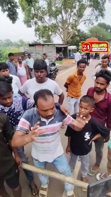 दुमका: बंदरजोरी चौक जाम, रात से बिजली गुल; जले ट्रांसफार्मर और गिरे तार से ग्रामीणों में आक्रोश