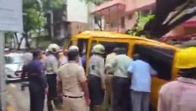 🚨 मुंबई के चेंबूर में बड़ा हादसा
मुंबई के चेंबूर स्थित 11 नंबर रोड पर एक दर्दनाक घटना में अचानक एक विशाल पेड़ स्कूली बच्चों से भरी बस पर गिर गया। हादसे में करीब 10 बच्चे गंभीर रूप से घायल बताए जा रहे हैं।
राहत और बचाव कार्य तेजी से जारी है। दमकल विभाग, पुलिस और आपदा राहत दल मौके पर मौजूद हैं। रिपोर्ट्स के अनुसार, एक बच्चा अभी भी बस के अंदर फंसा हुआ है, जिसे सुरक्षित निकालने के प्रयास जारी हैं।
घायल बच्चों को नजदीकी अस्पतालों में भर्ती कराया गया है। प्रशासन स्थिति पर लगातार नजर बनाए हुए है।
🙏 ईश्वर से सभी बच्चों के शीघ्र स्वस्थ होने और सुरक्षित होने की प्रार्थना।
#मुंबई #चेंबूर #SchoolBus #TreeCollapse #Accident #BreakingNews #Maharashtra #Bharatnama