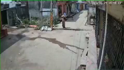 🚨 गली में तेज रफ्तार, हादसे को न्योता!
ज़रा बाइक की रफ्तार देखिए! वह भी एक संकरी गली में। ऐसी लापरवाही ही बड़े हादसों की वजह बनती है।
रिहायशी इलाकों और गलियों में हमेशा धीमी गति से वाहन चलाना चाहिए, क्योंकि कब कोई बच्चा, बुजुर्ग या अन्य व्यक्ति सामने आ जाए, इसका अंदाज़ा नहीं लगाया जा सकता।
राहत की बात यह है कि इस हादसे में बच्चे की जान बच गई। उसे कुछ चोटें आई हैं, लेकिन वह सुरक्षित बताया जा रहा है।
⚠️ तेज़ रफ्तार नहीं, सुरक्षित सफर चुनें।
#सड़क_सुरक्षा #तेज_रफ्तार #लापरवाही #RoadSafety #Accident #BreakingNews #Bharatnama