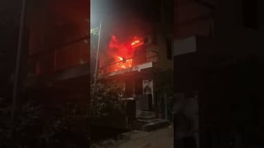 Breaking: Fire Breaks Out in Duplex Flat (Vasant Kunj) #viralvideo #FireNews #LiveNews #Delhi #News