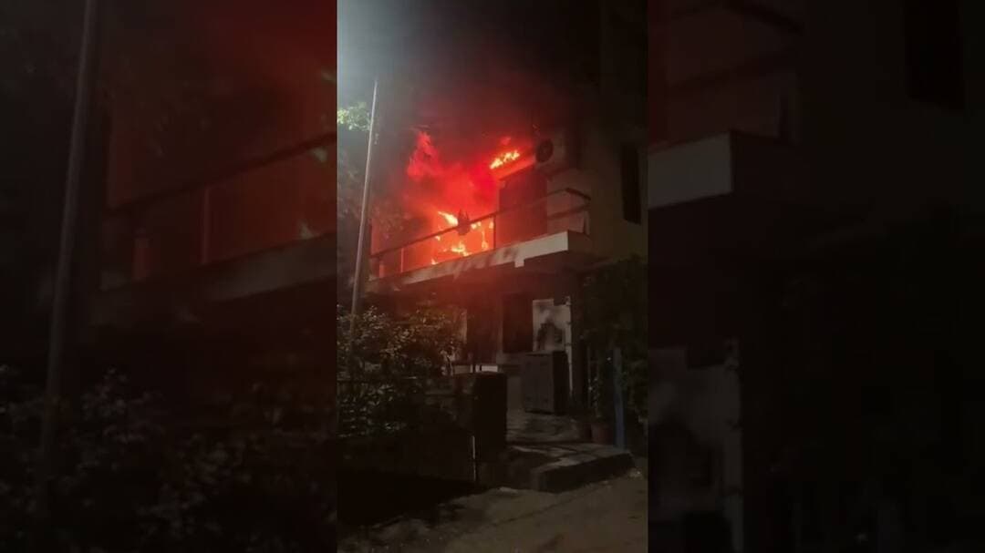Breaking: Fire Breaks Out in Duplex Flat (Vasant Kunj) #viralvideo #FireNews #LiveNews #Delhi #News