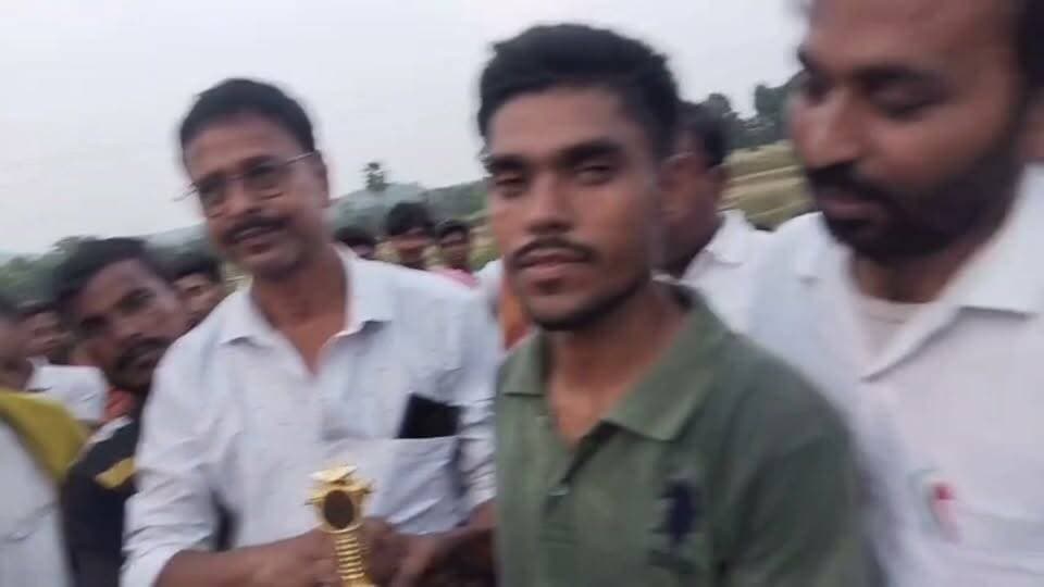 आदर्श क्रिकेट टूर्नामेंट: राजू की फिफ्टी से बनकट फाइनल में, 5 जुलाई को नवगढ़ से खिताबी भिड़ंत
बिहार के गयाजी जिला के आमस प्रखंड के ढिबरा गांव में खेला जा रहा आदर्श क्रिकेट टूर्नामेंट अब अपने अंतिम पड़ाव पर है। मंगलवार को हुए दूसरे सेमीफाइनल में बनकट ने मेजबान ढिबरा को दो गेंद शेष रहते दो विकेट से हराकर फाइनल में जगह पक्की कर ली।
ढिबरा ने टॉस जीतकर पहले बल्लेबाजी चुनी, लेकिन पूरी टीम 11.2 ओवर में 131 रन पर ढेर हो गई। 132 रनों के लक्ष्य का पीछा करने उतरी बनकट की शुरुआत लड़खड़ाई, पर मध्यक्रम में राजू कुमार ने मोर्चा संभाला। राजू ने दबाव में शानदार अर्धशतक जड़कर टीम को अंतिम ओवर में जीत दिला दी। आयोजक समिति ने बताया कि टूर्नामेंट का फाइनल मुकाबला 5 जुलाई रविवार को नवगढ़ और बनकट के बीच खेला जाएगा।
मैच में अंपायर रंजीत कुमार व पंडित कुमार रहे, जबकि स्कोरिंग सूरज कुमार ने की। मंच का संचालन फयाज आलम एवं मोहम्मद आफताब आलम ने किया। मौके पर कमेटी अध्यक्ष कंचन कुमार, उत्तम कुमार, उमेश रिकीयासन, मनीष कुमार व जयप्रकाश कुमार मौजूद थे।
मैन ऑफ द मैच राजू कुमार को पैक्स अध्यक्ष प्रतिनिधि रविन्द्र यादव, उदय शिकारी, दीनानाथ यादव, शिक्षक अनिल यादव व श्याम रजक ने ट्रॉफी देकर सम्मानित किया।
#DhibraCricket #Bankat #GayaSports #CricketFever #LocalHero #ManOfTheMatch