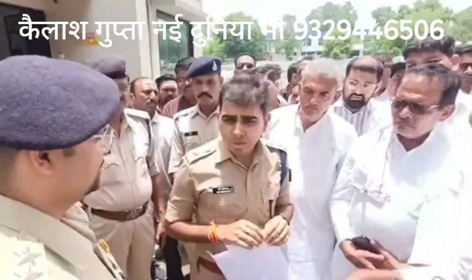 🚨 तेंदूखेड़ा में कथित आदतन अपराधी के आतंक से ग्रामीण परेशान, एसपी को सौंपा ज्ञापन
नरसिंहपुर। जिले के तेंदूखेड़ा नगर में एक कथित आदतन अपराधी की गतिविधियों से परेशान ग्रामीणों ने पुलिस अधीक्षक को ज्ञापन सौंपकर सख्त कार्रवाई की मांग की है। पीड़ित युगलकिशोर पटेल उर्फ गोविंद पटेल एवं क्षेत्रवासियों का आरोप है कि वार्ड क्रमांक 7 निवासी विनीत विश्वकर्मा की आपराधिक गतिविधियों के कारण क्षेत्र में भय का वातावरण बना हुआ है।
ज्ञापन में आरोप लगाया गया है कि संबंधित व्यक्ति नशीले पदार्थों के सेवन एवं अवैध कारोबार, साथ ही सट्टा-जुआ जैसी गतिविधियों में संलिप्त है। शिकायतकर्ताओं का यह भी कहना है कि नशे की हालत में वह आए दिन लोगों से गाली-गलौज, मारपीट और धमकी देता है, जिससे आम नागरिक असुरक्षित महसूस कर रहे हैं।
पीड़ित युगलकिशोर पटेल ने बताया कि 24 जून 2026 को आरोपी ने उनके घर के सामने गाली-गलौज की और विरोध करने पर डंडे से हमला कर दिया, जिससे उनके सिर, आंख और हाथ में चोटें आईं। उनका आरोप है कि इस मामले में पुलिस द्वारा गंभीर धाराएं नहीं लगाई गईं। साथ ही, पूर्व में भी परिवार को जान से मारने की धमकियां मिलने की बात ज्ञापन में कही गई है।
ग्रामीणों ने पुलिस अधीक्षक से मांग की है कि मामले की निष्पक्ष जांच कर भारतीय न्याय संहिता (BNS) के तहत उचित धाराओं में कार्रवाई की जाए, क्षेत्र की शांति एवं कानून-व्यवस्था बनाए रखने के लिए आवश्यक कानूनी कदम उठाए जाएं तथा पीड़ित परिवार को सुरक्षा उपलब्ध कराई जाए।
ग्रामीणों का कहना है कि यदि समय रहते प्रभावी कार्रवाई नहीं हुई तो क्षेत्र में तनाव की स्थिति और बढ़ सकती है।
✍️ कैलाश गुप्ता
नई दुनिया
मो.: 9329446506
#Tendukheda #Narsinghpur #MadhyaPradesh #Police #SPNarsinghpur #CrimeNews #PublicSafety #KailashGupta #NaiDuniya #LatestNews