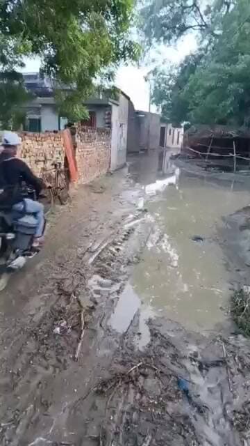 भरखनी के दलेलपुर में पहली बारिश ने खोली विकास कार्यों की पोल, गलियां बनीं तालाब