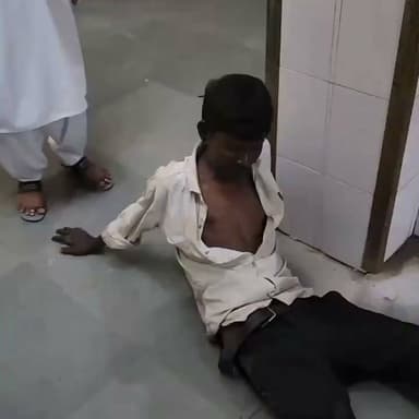 रायबरेली जिला अस्पताल में मानसिक रूप से कमजोर युवक से कथित अभद्रता का वीडियो वायरल
सफाईकर्मी पर युवक को लात मारने और गाली-गलौज करने का आरोप, अस्पताल स्टाफ वीडियो बनाता दिखा
वायरल वीडियो के बाद अस्पताल की कार्यशैली और संवेदनशीलता पर उठे सवाल
✒️रिपोर्ट नागेंद्र पांडये
उत्तर प्रदेश के रायबरेली स्थित एक सरकारी अस्पताल का कथित वीडियो सोशल मीडिया पर तेजी से वायरल हो रहा है। वीडियो में एक महिला, जिसे सफाईकर्मी बताया जा रहा है, मानसिक रूप से कमजोर बताए जा रहे युवक के साथ कथित रूप से अभद्र व्यवहार करती और उसे लात मारते हुए दिखाई दे रही है। घटना के दौरान कुछ लोग वीडियो बनाते भी नजर आ रहे हैं। फिलहाल वीडियो की स्वतंत्र पुष्टि नहीं हुई है और संबंधित अधिकारियों की ओर से आधिकारिक जांच की प्रतीक्षा है।
उत्तर प्रदेश के रायबरेली के एक सरकारी अस्पताल से सामने आए कथित वायरल वीडियो ने लोगों को झकझोर कर रख दिया है। सोशल मीडिया पर प्रसारित वीडियो में एक महिला, जिसे अस्पताल की सफाईकर्मी बताया जा रहा है, मानसिक रूप से कमजोर बताए जा रहे युवक के साथ कथित रूप से गाली-गलौज करती और उसे लात मारती हुई दिखाई दे रही है।
वीडियो में यह भी दिखाई देता है कि घटना के दौरान आसपास मौजूद कुछ लोग हस्तक्षेप करने के बजाय वीडियो रिकॉर्ड कर रहे हैं। इस दृश्य के सामने आने के बाद सोशल मीडिया पर लोगों ने अस्पताल में मरीजों और जरूरतमंदों के साथ मानवीय व्यवहार सुनिश्चित करने की मांग उठाई है।
हालांकि, ND NEWS इस वायरल वीडियो की स्वतंत्र पुष्टि नहीं करता। अभी तक यह स्पष्ट नहीं है कि वीडियो कब का है और घटना किन परिस्थितियों में हुई। मामले में संबंधित अस्पताल प्रशासन और जिला प्रशासन की ओर से विस्तृत आधिकारिक बयान सामने आना शेष है।
यदि वीडियो और आरोप सही पाए जाते हैं, तो यह न केवल सेवा आचरण बल्कि मानवीय गरिमा और मरीजों के अधिकारों से जुड़ा गंभीर मामला हो सकता है। ऐसे मामलों में निष्पक्ष जांच और तथ्यात्मक कार्रवाई आवश्यक है।
वायरल फैक्ट
यह वीडियो सोशल मीडिया पर तेजी से साझा किया जा रहा है। वायरल वीडियो को अंतिम सत्य मानने के बजाय संबंधित प्रशासनिक जांच और आधिकारिक रिपोर्ट का इंतजार करना आवश्यक है।
सरकारी अस्पतालों में आने वाले प्रत्येक व्यक्ति के साथ सम्मानजनक और संवेदनशील व्यवहार किया जाना सार्वजनिक सेवा का मूल दायित्व है। यदि किसी कर्मचारी द्वारा अनुचित व्यवहार किया गया है, तो उसकी निष्पक्ष जांच कर नियमानुसार कार्रवाई की जानी चाहिए। वहीं, यदि वीडियो भ्रामक या अधूरा है, तो जांच के माध्यम से वास्तविक तथ्य सामने लाए जाने चाहिए।
🟥 ND NEWS | दैनिक निष्पक्ष धारा की जनहित अपील
ND NEWS सभी सरकारी संस्थानों से अपील करता है कि मानसिक रूप से कमजोर, दिव्यांग, बुजुर्ग एवं असहाय लोगों के साथ संवेदनशील और सम्मानजनक व्यवहार सुनिश्चित किया जाए। यदि किसी कर्मचारी द्वारा अमानवीय व्यवहार किया जाता है, तो उसके विरुद्ध निष्पक्ष जांच कर आवश्यक कार्रवाई की जाए। आम नागरिकों से भी अपील है कि ऐसी स्थिति में केवल वीडियो बनाने के बजाय संबंधित व्यक्ति की सुरक्षित सहायता करने और तत्काल प्रशासन को सूचना देने का प्रयास करें।
जनहित में सुझाव
अस्पतालों में मरीजों और तीमारदारों के साथ सम्मानजनक व्यवहार सुनिश्चित किया जाए।
मानसिक रूप से कमजोर व्यक्तियों के प्रति संवेदनशीलता का प्रशिक्षण कर्मचारियों को दिया जाए।
किसी भी घटना की सूचना तत्काल अस्पताल प्रशासन या पुलिस को दें।
वायरल वीडियो साझा करने से पहले तथ्यों की पुष्टि करें।
जांच पूरी होने तक किसी निष्कर्ष पर पहुंचने से बचें।
👇👇👇
#NDNews #दैनिकनिष्पक्षधारा #Raebareli #GovernmentHospital #ViralVideo #MentalHealth #PatientRights #UPHealth #UPPolice #BreakingNews #Humanity
👇👇👇
@CMOfficeUP
@myogiadityanath
@UPGovt
@Uppolice
@dgpup
@dmraebareli
@raebarelipolice
@UPGovtHealth
@NHM_UP
@InfoDeptUP
👇👇👇
🟥 ND NEWS | दैनिक निष्पक्ष धारा
मुख्य संपादक / संस्थापक: राजन सिंह हाड़ा
सह-संपादक: शालिनी सिंह भदौरिया
✒️ रिपोर्ट: नागेंद्र पांडये
📍 कार्यालय-3: U158, हीरा स्वीट्स के पास, विकास मार्ग, लक्ष्मी नगर, पूर्वी दिल्ली, पिन कोड – 110092 (NCR)
📍 कार्यालय-2: विधानसभा रोड, बर्लिंगटन चौराहा, लखनऊ – 226001 (UP)
📍 कार्यालय-1: 1/1 अटल बिहारी चौराहा, नियर बर्मा चौराहा, फतेहपुर – 212601 (UP)
📅 दिनांक: 1 जुलाई 2026
📆 दिन: बुधवार
📧 Email: ndnewschannel@gmail.com
📞 मोबाइल: 9696119696