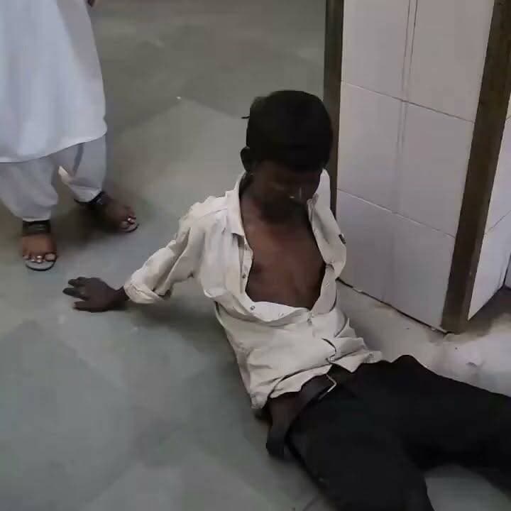 रायबरेली जिला अस्पताल में मानसिक रूप से कमजोर युवक से कथित अभद्रता का वीडियो वायरल
सफाईकर्मी पर युवक को लात मारने और गाली-गलौज करने का आरोप, अस्पताल स्टाफ वीडियो बनाता दिखा
वायरल वीडियो के बाद अस्पताल की कार्यशैली और संवेदनशीलता पर उठे सवाल
✒️रिपोर्ट नागेंद्र पांडये
उत्तर प्रदेश के रायबरेली स्थित एक सरकारी अस्पताल का कथित वीडियो सोशल मीडिया पर तेजी से वायरल हो रहा है। वीडियो में एक महिला, जिसे सफाईकर्मी बताया जा रहा है, मानसिक रूप से कमजोर बताए जा रहे युवक के साथ कथित रूप से अभद्र व्यवहार करती और उसे लात मारते हुए दिखाई दे रही है। घटना के दौरान कुछ लोग वीडियो बनाते भी नजर आ रहे हैं। फिलहाल वीडियो की स्वतंत्र पुष्टि नहीं हुई है और संबंधित अधिकारियों की ओर से आधिकारिक जांच की प्रतीक्षा है।
उत्तर प्रदेश के रायबरेली के एक सरकारी अस्पताल से सामने आए कथित वायरल वीडियो ने लोगों को झकझोर कर रख दिया है। सोशल मीडिया पर प्रसारित वीडियो में एक महिला, जिसे अस्पताल की सफाईकर्मी बताया जा रहा है, मानसिक रूप से कमजोर बताए जा रहे युवक के साथ कथित रूप से गाली-गलौज करती और उसे लात मारती हुई दिखाई दे रही है।
वीडियो में यह भी दिखाई देता है कि घटना के दौरान आसपास मौजूद कुछ लोग हस्तक्षेप करने के बजाय वीडियो रिकॉर्ड कर रहे हैं। इस दृश्य के सामने आने के बाद सोशल मीडिया पर लोगों ने अस्पताल में मरीजों और जरूरतमंदों के साथ मानवीय व्यवहार सुनिश्चित करने की मांग उठाई है।
हालांकि, ND NEWS इस वायरल वीडियो की स्वतंत्र पुष्टि नहीं करता। अभी तक यह स्पष्ट नहीं है कि वीडियो कब का है और घटना किन परिस्थितियों में हुई। मामले में संबंधित अस्पताल प्रशासन और जिला प्रशासन की ओर से विस्तृत आधिकारिक बयान सामने आना शेष है।
यदि वीडियो और आरोप सही पाए जाते हैं, तो यह न केवल सेवा आचरण बल्कि मानवीय गरिमा और मरीजों के अधिकारों से जुड़ा गंभीर मामला हो सकता है। ऐसे मामलों में निष्पक्ष जांच और तथ्यात्मक कार्रवाई आवश्यक है।
वायरल फैक्ट
यह वीडियो सोशल मीडिया पर तेजी से साझा किया जा रहा है। वायरल वीडियो को अंतिम सत्य मानने के बजाय संबंधित प्रशासनिक जांच और आधिकारिक रिपोर्ट का इंतजार करना आवश्यक है।
सरकारी अस्पतालों में आने वाले प्रत्येक व्यक्ति के साथ सम्मानजनक और संवेदनशील व्यवहार किया जाना सार्वजनिक सेवा का मूल दायित्व है। यदि किसी कर्मचारी द्वारा अनुचित व्यवहार किया गया है, तो उसकी निष्पक्ष जांच कर नियमानुसार कार्रवाई की जानी चाहिए। वहीं, यदि वीडियो भ्रामक या अधूरा है, तो जांच के माध्यम से वास्तविक तथ्य सामने लाए जाने चाहिए।
🟥 ND NEWS | दैनिक निष्पक्ष धारा की जनहित अपील
ND NEWS सभी सरकारी संस्थानों से अपील करता है कि मानसिक रूप से कमजोर, दिव्यांग, बुजुर्ग एवं असहाय लोगों के साथ संवेदनशील और सम्मानजनक व्यवहार सुनिश्चित किया जाए। यदि किसी कर्मचारी द्वारा अमानवीय व्यवहार किया जाता है, तो उसके विरुद्ध निष्पक्ष जांच कर आवश्यक कार्रवाई की जाए। आम नागरिकों से भी अपील है कि ऐसी स्थिति में केवल वीडियो बनाने के बजाय संबंधित व्यक्ति की सुरक्षित सहायता करने और तत्काल प्रशासन को सूचना देने का प्रयास करें।
जनहित में सुझाव
अस्पतालों में मरीजों और तीमारदारों के साथ सम्मानजनक व्यवहार सुनिश्चित किया जाए।
मानसिक रूप से कमजोर व्यक्तियों के प्रति संवेदनशीलता का प्रशिक्षण कर्मचारियों को दिया जाए।
किसी भी घटना की सूचना तत्काल अस्पताल प्रशासन या पुलिस को दें।
वायरल वीडियो साझा करने से पहले तथ्यों की पुष्टि करें।
जांच पूरी होने तक किसी निष्कर्ष पर पहुंचने से बचें।
👇👇👇
#NDNews #दैनिकनिष्पक्षधारा #Raebareli #GovernmentHospital #ViralVideo #MentalHealth #PatientRights #UPHealth #UPPolice #BreakingNews #Humanity
👇👇👇
@CMOfficeUP
@myogiadityanath
@UPGovt
@Uppolice
@dgpup
@dmraebareli
@raebarelipolice
@UPGovtHealth
@NHM_UP
@InfoDeptUP
👇👇👇
🟥 ND NEWS | दैनिक निष्पक्ष धारा
मुख्य संपादक / संस्थापक: राजन सिंह हाड़ा
सह-संपादक: शालिनी सिंह भदौरिया
✒️ रिपोर्ट: नागेंद्र पांडये
📍 कार्यालय-3: U158, हीरा स्वीट्स के पास, विकास मार्ग, लक्ष्मी नगर, पूर्वी दिल्ली, पिन कोड – 110092 (NCR)
📍 कार्यालय-2: विधानसभा रोड, बर्लिंगटन चौराहा, लखनऊ – 226001 (UP)
📍 कार्यालय-1: 1/1 अटल बिहारी चौराहा, नियर बर्मा चौराहा, फतेहपुर – 212601 (UP)
📅 दिनांक: 1 जुलाई 2026
📆 दिन: बुधवार
📧 Email: ndnewschannel@gmail.com
📞 मोबाइल: 9696119696