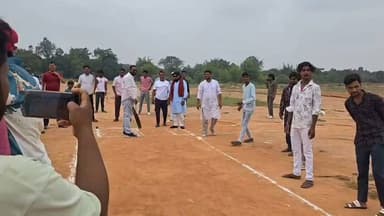क्रिकेट ट्रूनामेंट का आयोजन में उपस्थित जनप्रतिनिधि एवं अन्य..