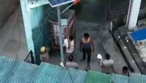 🚨 हरिद्वार में पत्थरबाज़ी के बाद ड्रोन निगरानी में बड़ा खुलासा
हरिद्वार में हुई पत्थरबाज़ी की घटना के बाद पुलिस ने ड्रोन के जरिए इलाके की निगरानी की। इस दौरान कई मकानों की छतों पर बड़ी मात्रा में पत्थर पड़े मिले।
पुलिस ने मामले में कार्रवाई करते हुए 9 आरोपियों को गिरफ्तार किया है। घटना को लेकर जांच जारी है और अन्य संदिग्धों की पहचान की जा रही है।
प्रशासन का कहना है कि कानून-व्यवस्था बिगाड़ने की कोशिश करने वालों के खिलाफ सख्त कार्रवाई की जाएगी।
#हरिद्वार #उत्तराखंड #पत्थरबाज़ी #ड्रोन #पुलिस_कार्रवाई #BreakingNews #Bharatnama
