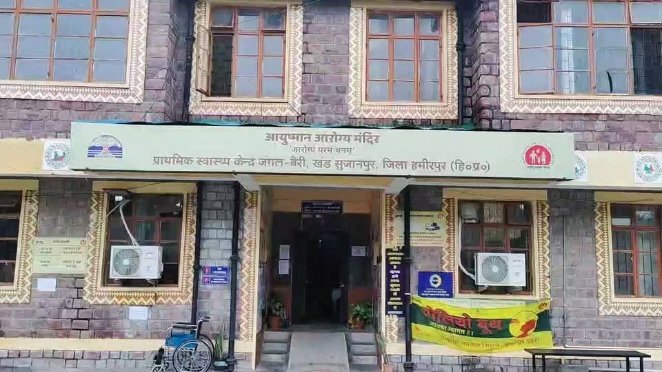 राष्ट्रीय चिकित्सक दिवस: "डॉक्टर सेवा का संकल्प हैं, उन्हें दोष नहीं सम्मान दें
हमीरपुर मेडिकल ऑफिसर एसोसिएशन के जिलाध्यक्ष बोले— न्याय तथ्यों के आधार पर हो, भावनाओं के आधार पर नहीं; डॉक्टरों का मनोबल बचाना समाज के हित में है#NationalDoctorsDay #DoctorsDay #RespectDoctors #HealthcareHeroes #MedicalProfession #Hamirpur #HimachalPradesh #Doctors #Healthcare #SaveDoctors #SupportDoctors #MedicalCommunity #PatientCare #JusticeForDoctors #HealthcareWorkers #DoctorSafety #HumanityFirst #HimachalNews