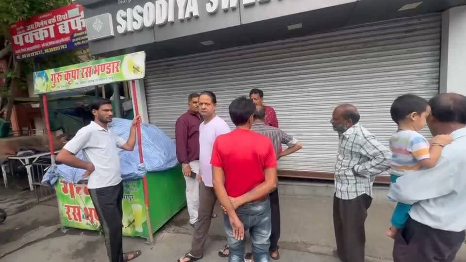 🚨 कोटा में चोरों का आतंक जारी 🚨
कोटा शहर में चोरों के हौसले लगातार बुलंद होते जा रहे हैं। आज सुबह करीब 5:30 बजे टीपटा स्थित सिसोदिया कैटरर्स की दुकान को चोरों ने निशाना बनाया।
जानकारी के अनुसार चोरों ने दुकान के शटर को ऊपर उठाकर अंदर प्रवेश किया और करीब 1.50 लाख रुपये की नकदी चोरी कर फरार हो गए। घटना के बाद क्षेत्र के व्यापारियों में रोष और भय का माहौल है।
लगातार बढ़ रही चोरी की घटनाओं ने पुलिस की गश्त और सुरक्षा व्यवस्था पर भी सवाल खड़े कर दिए हैं। स्थानीय व्यापारियों ने जल्द से जल्द आरोपियों की गिरफ्तारी और रात्रि गश्त बढ़ाने की मांग की है।
#Kota #Theft #KotaPolice #CrimeNews #RajasthanNews
