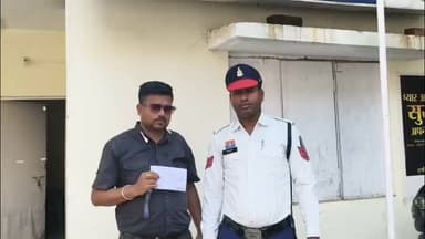 सक्ती | शराब पीकर वाहन चलाना पड़ा महंगा
सक्ती पुलिस द्वारा सड़क सुरक्षा अभियान के तहत चलाए जा रहे सघन वाहन जांच अभियान में एक चालक शराब के नशे में वाहन चलाते हुए पकड़ा गया। बाराद्वार–रिस्दा मार्ग स्थित NH-49 पर ब्रीथ एनालाइजर से जांच के दौरान चालक के शराब सेवन की पुष्टि होने पर वाहन जब्त कर मामला न्यायालय में प्रस्तुत किया गया। न्यायिक मजिस्ट्रेट, सक्ती ने चालक को मोटर वाहन अधिनियम की धारा 185 के तहत दोषी मानते हुए ₹10,000 का अर्थदंड लगाया। सक्ती पुलिस ने नागरिकों से अपील की है कि शराब पीकर वाहन न चलाएं और यातायात नियमों का पालन करें, ताकि सड़क दुर्घटनाओं से बचा जा सके।
#CGVoiceNews #Sakti #TrafficPolice #DrinkAndDrive #RoadSafety #BreakingNews #ChhattisgarhNews #CGNews #PoliceAction