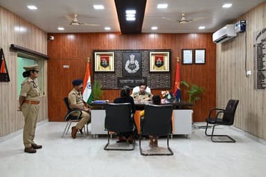 #SSP_अयोध्या द्वारा वरिष्ठ पुलिस अधीक्षक कार्यालय में जनता की समस्याओं को सुनकर यथा संभव मौके पर ही निस्तारित किया गया व शेष शिकायतों के त्वरित एवं गुणवत्ता पूर्ण निस्तारण सुनिश्चित करने हेतु संबंधित को निर्देशित किया जा रहा है। #UPPolice #ayodhyapolice https://t.co/ZL0iqPr6rm