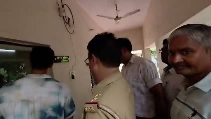 UP- मेरठ के गंगानगर थाने में तैनात दारोगा प्रकाश चन्द्र 20 हजार रूपये की रिश्वत लेते रंगेहाथ गिरफ्तार हुए है। केस से नाम निकालने के लिए दारोगा ने 2 लाख रूपये की रिश्वत डील की थी। एंटी-विजिलेंस ने सिविल लाइन इलाके में उसे रंगेहाथ दबोच लिया।
#Meerut #MeerutPolice #AntiCorruption #PoliceAction #BriberyCase #UPPolice #Bribery #Corruption #BreakingNews #UttarPradesh