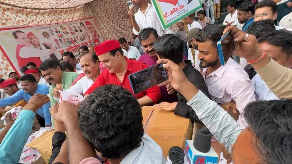 कैंट विधानसभा क्षेत्र के डॉक्टर अनीस बेग ने अपने निवास स्थान पर मनाया सपा के राष्ट्रीय अध्यक्ष अखिलेश यादव का जन्मदिन, जिला अध्यक्ष महानगर अध्यक्ष समेत काफी तादाद में लोगों ने शिरकत कर काटा केक
#AkhileshYadav
#DrAnisBeg
DimpleYadav
#SamajwadiParty
#Bareilly
#CantVidhansabha
#BareillyCantt
#shubhleshyadav