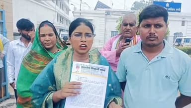 बस्ती समाचार
सोशल मीडिया पर जातिगत अभद्र टिप्पणी का मामला
भारतीय विद्यार्थी मोर्चा ने अपर पुलिस अधीक्षक बस्ती को संबोधित ज्ञापन सौंपा
हर्षित के खिलाफ कड़ी कानूनी कार्रवाई की मांग की गई
शिकायत में फेसबुक पर जातिसूचक टिप्पणी और अभद्र भाषा का आरोप लगाया गया
साइबर सेल के एक कांस्टेबल पर समझौते का दबाव बनाने का भी आरोप
आरोपी पर फेसबुक वीडियो के जरिए धमकी देने का भी आरोप
एससी/एसटी एक्ट व आईटी एक्ट के तहत मुकदमा दर्ज करने की मांग #यूपी #बस्ती #हाइलाइट #न्यूज़