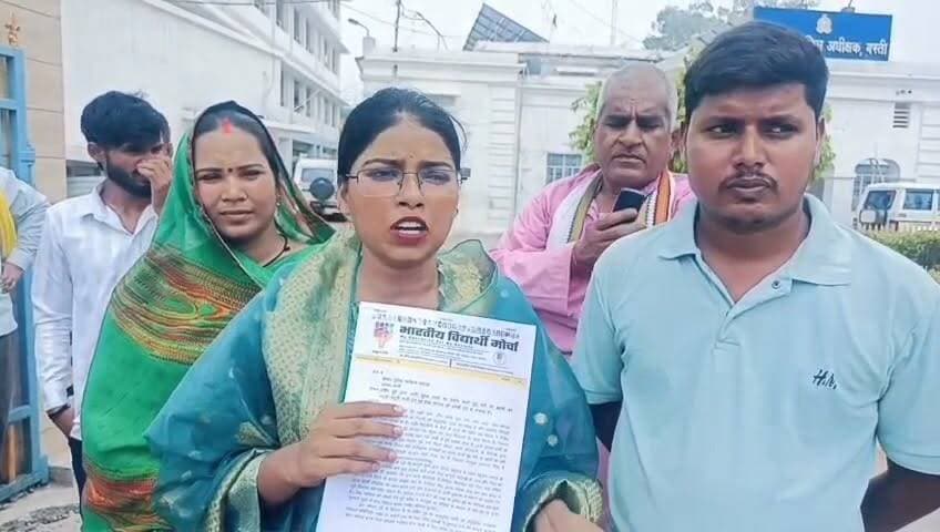 बस्ती समाचार
सोशल मीडिया पर जातिगत अभद्र टिप्पणी का मामला
भारतीय विद्यार्थी मोर्चा ने अपर पुलिस अधीक्षक बस्ती को संबोधित ज्ञापन सौंपा
हर्षित के खिलाफ कड़ी कानूनी कार्रवाई की मांग की गई
शिकायत में फेसबुक पर जातिसूचक टिप्पणी और अभद्र भाषा का आरोप लगाया गया
साइबर सेल के एक कांस्टेबल पर समझौते का दबाव बनाने का भी आरोप
आरोपी पर फेसबुक वीडियो के जरिए धमकी देने का भी आरोप
एससी/एसटी एक्ट व आईटी एक्ट के तहत मुकदमा दर्ज करने की मांग #यूपी #बस्ती #हाइलाइट #न्यूज़