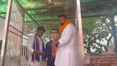 सिकंदराबाद में 2027 की सियासी आहट, आज़ाद समाज पार्टी ने तेज किया जनसंपर्क अभियान
सिकंदराबाद। वर्ष 2027 के उत्तर प्रदेश विधानसभा चुनाव को लेकर सिकंदराबाद विधानसभा क्षेत्र में राजनीतिक गतिविधियां धीरे-धीरे तेज होती नजर आ रही हैं। इसी क्रम में आज़ाद समाज पार्टी (ASP) के नेता एवं सिकंदराबाद विधानसभा से संभावित प्रत्याशी ललित भाटी ने क्षेत्र के कई गांवों का दौरा कर लोगों से जनसंपर्क किया।
ललित भाटी ने समकोला, गिरधरपुर नवादा, उस्तरा और सनोटा गांव पहुंचकर स्थानीय लोगों से मुलाकात की तथा उनकी समस्याओं और सुझावों को सुना। जनसंपर्क के दौरान ग्रामीणों ने क्षेत्र के विकास, रोजगार, शिक्षा और बुनियादी सुविधाओं जैसे मुद्दों पर अपनी बात रखी।
कुछ ग्रामीणों ने युवा नेतृत्व की आवश्यकता पर भी अपनी रायu व्यक्त करते हुए कहा कि क्षेत्र को ऐसा जनप्रतिनिधि चाहिए जो जनता के बीच रहकर उनकी समस्याओं को प्राथमिकता दे। यह स्थानीय लोगों की राय है।
इस दौरान ललित भाटी ने दावा किया कि उनकी पार्टी जनता के मुद्दों को लेकर लगातार गांव-गांव पहुंच रही है और आने वाले विधानसभा चुनाव में बदलाव की राजनीति को मजबूती मिलेगी। उन्होंने कहा कि उनका उद्देश्य क्षेत्र की जनता के साथ लगातार संवाद बनाए रखना और उनकी समस्याओं को प्रमुखता से उठाना है।
हालांकि विधानसभा चुनाव में अभी समय है, लेकिन विभिन्न राजनीतिक दलों और संभावित प्रत्याशियों ने अपनी-अपनी तैयारियां शुरू कर दी हैं। ऐसे में सिकंदराबाद विधानसभा क्षेत्र में भी जनसंपर्क अभियान और राजनीतिक सक्रियता लगातार बढ़ती दिखाई दे रही है।