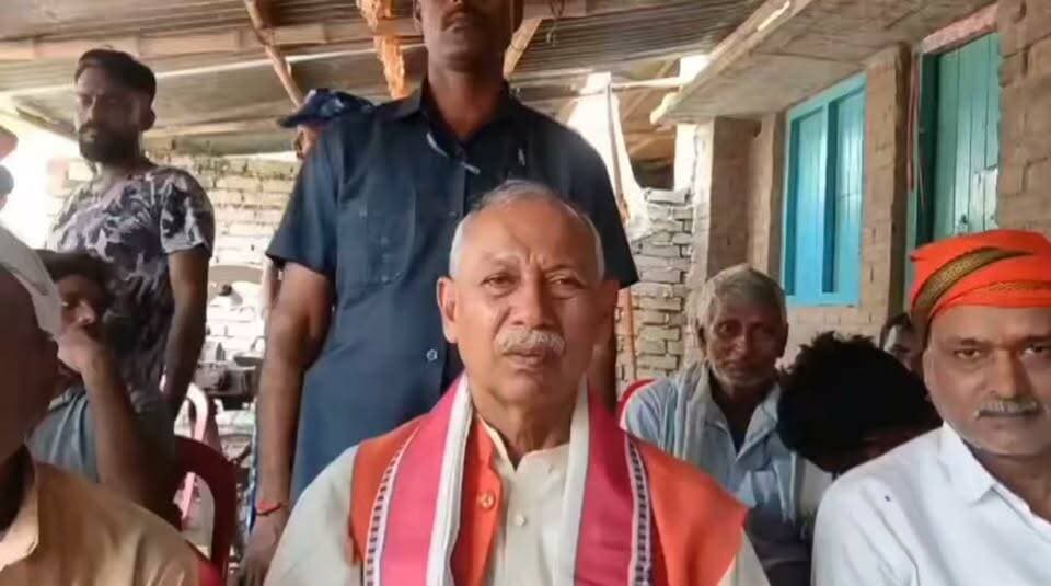 बीते 19 जून को #दुर्गापुर गांव के समीप ऑटो व बाइक की टक्कर में मृ#त #कौरुधौरु निवासी स्व राम प्रसाद साह के पुत्र मुकेश कुमार साह के पीड़ित परिजनों से मिले #सांसद जनार्दन सिंह सीग्रीवाल। राज्य सरकार के आपदा प्रबंधन के तहत पांच लाख रुपये की अनुग्रह राशि के अलावा श्रम संसाधन विभाग से दो लाख रुपये एवम बाल संरक्षण विभाग से मृ@तक के पुत्र व पुत्री को 18 वर्ष की उम्र तक चार चार हजार रुपये की राशि प्रतिमाह स्वीकृत कराने का दिया आश्वासन। सांसद ने सारण के #डीआईजी, सीएस, #बीडीओ तथा #थानाध्यक्ष से फोन पर की बात। मौके पर स्थानीय मुखिया प्रतिनिधि उदय शंकर सिंह,पूर्व मुखिया शिव प्रसाद साह,पूर्व सरपंच मनोज प्रसाद,अरुण सिंह,मकेश्वर सिंह,जय किशोर सिंह,प्रो शिवाजी सिंह,राजीव रोबिन तथा रंजन शर्मा समेत दर्जनों ग्रामीण रहे मौजूद। #एकमा #𝙈𝙖𝙣𝙟𝙝𝙞 #saran #chapra #JanardanSinghSigriwal #vairalreels