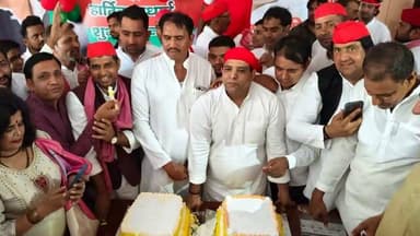ग्रेटर नोएडा में धूमधाम से मनाया गया अखिलेश यादव का जन्मदिन, सपा कार्यालय पर उमड़ी भारी भीड़
ग्रेटर नोएडा। समाजवादी पार्टी के राष्ट्रीय अध्यक्ष एवं पूर्व मुख्यमंत्री अखिलेश यादव के जन्मदिन के अवसर पर ग्रेटर नोएडा स्थित सपा कार्यालय पर भव्य कार्यक्रम का आयोजन किया गया। इस दौरान पार्टी कार्यकर्ताओं और नेताओं की भारी भीड़ देखने को मिली। कार्यकर्ताओं ने केक काटकर, मिठाइयाँ बांटकर और एक-दूसरे को बधाई देकर अपने नेता का जन्मदिन उत्साहपूर्वक मनाया।
कार्यक्रम में उपस्थित सपा नेताओं ने अखिलेश यादव के नेतृत्व और उनकी नीतियों की सराहना करते हुए कहा कि उनके कार्यकाल में प्रदेश में विकास और जनहित से जुड़े अनेक कार्य किए गए थे। नेताओं ने उनके दीर्घायु एवं स्वस्थ जीवन की कामना की तथा संगठन को और अधिक मजबूत बनाने का संकल्प लिया।
कार्यक्रम में मौजूद पदाधिकारियों ने कहा कि समाजवादी पार्टी जनता के हितों के लिए लगातार संघर्ष करती रहेगी और संगठन को बूथ स्तर तक मजबूत किया जाएगा। जन्मदिन समारोह के दौरान सभी कार्यकर्ताओं को मिठाई वितरित की गई और एकजुट होकर पार्टी की मजबूती का संदेश दिया गया।
#AkhileshYadav #HappyBirthdayAkhileshYadav #SamajwadiParty #SP #GreaterNoida #NoidaNews #UPPolitics #AkhileshBirthday #SamajwadiPartyNews #GreaterNoidaNews #UPNews #PoliticalNews #NewsUpdate #जनजन_के_नेता_अखिलेश #समाजवादी_पार्टी