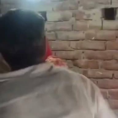 सुलतानपुर में घरेलू विवाद ने लिया हिंसक रूप, जेठ और बहू के बीच मारपीट का वीडियो वायरल
पारिवारिक कहासुनी के बाद दोनों पक्षों में हाथापाई, चप्पल से मारपीट का दावा
वायरल वीडियो के बाद निष्पक्ष जांच की मांग, पुलिस के आधिकारिक बयान का इंतजार
✒️रिपोर्ट रविंद्र नाथ द्विवेदी समाचार संपादक
सुलतानपुर। उत्तर प्रदेश के सुलतानपुर जिले से पारिवारिक विवाद का एक कथित वीडियो सोशल मीडिया पर तेजी से वायरल हो रहा है। वीडियो को लेकर दावा किया जा रहा है कि घरेलू विवाद के दौरान जेठ और छोटे भाई की पत्नी (बहू) के बीच मारपीट हुई। वीडियो में दोनों पक्षों के बीच हाथापाई होती दिखाई देने का दावा किया जा रहा है। हालांकि, वायरल वीडियो की स्वतंत्र पुष्टि नहीं हुई है और घटना के संबंध में पुलिस का आधिकारिक पक्ष सामने आना बाकी है।
---
पंजाब केसरी शैली में पूरी खबर
उत्तर प्रदेश के सुलतानपुर से एक पारिवारिक विवाद का मामला सोशल मीडिया पर चर्चा का विषय बना हुआ है। वायरल वीडियो के संबंध में दावा किया जा रहा है कि किसी घरेलू विवाद के चलते परिवार के जेठ और छोटे भाई की पत्नी के बीच कहासुनी बढ़ गई, जो बाद में मारपीट में बदल गई।
सोशल मीडिया पर प्रसारित दावों के अनुसार, विवाद के दौरान जेठ ने कथित रूप से बहू के साथ चप्पल से मारपीट की। वहीं वीडियो में बहू भी अपना बचाव करते हुए जवाबी हाथापाई करती दिखाई देने का दावा किया जा रहा है।
हालांकि, ND NEWS इस वायरल वीडियो या उससे जुड़े दावों की स्वतंत्र पुष्टि नहीं करता। यह स्पष्ट नहीं है कि घटना कब की है, विवाद का वास्तविक कारण क्या था और क्या किसी पक्ष ने पुलिस में शिकायत दर्ज कराई है।
घरेलू विवादों में अक्सर दोनों पक्षों के अलग-अलग दावे सामने आते हैं। ऐसे मामलों में पुलिस जांच, प्रत्यक्षदर्शियों के बयान और उपलब्ध साक्ष्यों के आधार पर ही वास्तविक स्थिति स्पष्ट हो सकती है।
वायरल फैक्ट
यह घटना सोशल मीडिया पर तेजी से साझा की जा रही है। वायरल वीडियो किसी भी घटना का अंतिम प्रमाण नहीं होता। मामले की वास्तविकता संबंधित पुलिस जांच और आधिकारिक रिपोर्ट के बाद ही स्पष्ट होगी।
घरेलू विवादों का हिंसक रूप लेना परिवार और समाज दोनों के लिए चिंता का विषय है। ऐसे मामलों में संवाद, कानूनी प्रक्रिया और पारिवारिक परामर्श को प्राथमिकता दी जानी चाहिए। यदि किसी पक्ष के साथ मारपीट या हिंसा हुई है, तो निष्पक्ष जांच के बाद कानून के अनुसार कार्रवाई सुनिश्चित की जानी चाहिए।
🟥 ND NEWS | दैनिक निष्पक्ष धारा की जनहित अपील
ND NEWS सभी नागरिकों से अपील करता है कि पारिवारिक विवादों का समाधान हिंसा के बजाय संवाद, मध्यस्थता और कानूनी प्रक्रिया के माध्यम से करें। किसी भी महिला, पुरुष या बुजुर्ग के साथ हिंसा स्वीकार्य नहीं है। यदि कोई घटना होती है तो उसकी सूचना तुरंत पुलिस को दें और कानून को अपना कार्य करने दें।
जनहित में सुझाव
घरेलू विवाद को हिंसा में बदलने से बचें।
किसी भी प्रकार की मारपीट की स्थिति में तुरंत पुलिस या महिला हेल्पलाइन से संपर्क करें।
सोशल मीडिया पर वायरल वीडियो साझा करने से पहले उसकी सत्यता की पुष्टि करें।
जांच पूरी होने से पहले किसी भी पक्ष के बारे में निष्कर्ष निकालने से बचें।
परिवारों में संवाद और आपसी सम्मान बनाए रखें।
👇👇👇
#NDNews #दैनिकनिष्पक्षधारा #Sultanpur #DomesticDispute #ViralVideo #UPNews #UPPolice #FamilyDispute #BreakingNews #FactCheck
👇👇👇
@dgpup
@UPGovt
@RSSorg
@Uppolice
@wpl1090
@RSSgeet
@MIB_India
@PMOIndia
@HMOIndia
@VHPDigital
@CMOUP_RC
@myogioffice
@InfoDeptUP
@CMOfficeUP
@UPPRD1948
@ChiefSecyUP
@MahantYogiG
@ChiefSecyUP
@BajrangDalOrg
@myogiadityanath
@112UttarPradesh
@UPPViralCheck
@UpPolicemitra
@sultanpurpol
👇👇👇
🟥 ND NEWS | दैनिक निष्पक्ष धारा
मुख्य संपादक / संस्थापक: राजन सिंह हाड़ा
सह-संपादक: शालिनी सिंह भदौरिया
✒️ रिपोर्ट: रविंद्र नाथ द्विवेदी समाचार संपादक
📍 कार्यालय-3: U158, हीरा स्वीट्स के पास, विकास मार्ग, लक्ष्मी नगर, पूर्वी दिल्ली, पिन कोड – 110092 (NCR)
📍 कार्यालय-2: विधानसभा रोड, बर्लिंगटन चौराहा, लखनऊ – 226001 (UP)
📍 कार्यालय-1: 1/1 अटल बिहारी चौराहा, नियर बर्मा चौराहा, फतेहपुर – 212601 (UP)
📅 दिनांक: 1 जुलाई 2026
📆 दिन: बुधवार
📧 Email: ndnewschannel@gmail.com
📞 मोबाइल: 9696119696