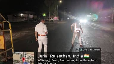 #Balotra: बालोतरा पुलिस ने बेहतर सड़क सुरक्षा एवं यातायात प्रबंधन हेतु सघन अभियान चलाया।
‘ए’ श्रेणी की नाकाबन्दी कर कुल 692 वाहनों की गहन चैकिंग की।
अस्पष्ट/बिना नम्बरी 21 वाहनों, काली फिल्म लगे 24 वाहनों, बिना हेलमेट 20 व बिना सीटबेल्ट 24 वाहनों के विरूद्ध की कार्यवाही।
पुलिस अधीक्षक जिला बालोतरा श्री रमेश आईपीएस ने बताया कि पुलिस मुख्यालय के निर्देशों एवं राजस्थान पुलिस की प्राथमिकता के बिन्दु संख्या-03 ‘‘बेहतर सड़क सुरक्षा एवं यातायात प्रबंधन’’ की पालना सुनिश्चित करने तथा जिले में सड़क दुर्घटनाओं में कमी लाने के उद्देश्य से पुलिस नियंत्रण कक्ष बालोतरा के मार्फत जारी दिशा-निर्देशानुसार श्री हरफूलसिंह आरपीएस, अतिरिक्त पुलिस अधीक्षक बालोतरा एवं समस्त वृताधिकारीगण जिला बालोतरा के सुपरविजन में जिले के समस्त थानाधिकारीगण के नेतृत्व में दिनांक 30 जून 2026 को सांय 07.00 बजे से रात्रि 11.00 बजे तक शराब पीकर वाहन चलाने वाले चालकों के विरूद्ध नियमानुसार विधिक कार्यवाही किए जाने हेतु विशेष अभियान चलाकर “ए” श्रेणी की नाकाबंदी कर सुनियोजित एवं प्रभावी कार्यवाही की गई।
अभियान के दौरान सम्पूर्ण जिले में कुल 12 स्थानों पर “ए” श्रेणी की नाकाबंदी कर नाकाबंदी के दौरान 328 दुपहिया वाहनों एवं 364 चैपहिया वाहनों सहित कुल 692 वाहनों की सघन जांच की गई। यातायात नियमों का उल्लंघन करने पर बिना हेलमेट 20 दुपहिया वाहनों, बिना सीटबेल्ट 24 वाहनों, अस्पष्ट/बिना नम्बरी 21 वाहनों व काली फिल्म लगे 24 वाहनों के विरूद्ध कार्यवाही करते हुए कुल 102 कार्यवाही की गई। साथ ही शराब पीकर वाहन चलाने वाले चालकों के विरुद्ध धारा 185 एमवी एक्ट के तहत प्रभावी कार्यवाही करते हुए एक वाहन को जब्त किया गया।
बालोतरा पुलिस द्वारा संचालित यह विशेष यातायात एवं नाकाबंदी अभियान सड़क सुरक्षा व्यवस्था को सुदृढ़ बनाने, यातायात नियमों की पालना सुनिश्चित करने तथा शराब पीकर वाहन चलाने जैसी खतरनाक प्रवृत्तियों पर प्रभावी अंकुश लगाने की दिशा में महत्वपूर्ण साबित हुआ। साथ ही आमजन में सुरक्षित यातायात के प्रति जागरूकता एवं पुलिस के प्रति विश्वास को भी मजबूती मिली।
आमजन से अपीलः- वाहन चलाते समय यातायात नियमों का पालन करें, शराब पीकर वाहन न चलाएं, हेलमेट एवं सीट बेल्ट का अनिवार्य रूप से उपयोग करें तथा वाहन के सभी दस्तावेज अद्यतन रखें। किसी भी संदिग्ध गतिविधि की सूचना तत्काल पुलिस कंट्रोल रूम अथवा नजदीकी थाना को दें।
@policerajasthan
#BalotraPolice #TrafficChecking #Nakabandi #RoadSafety