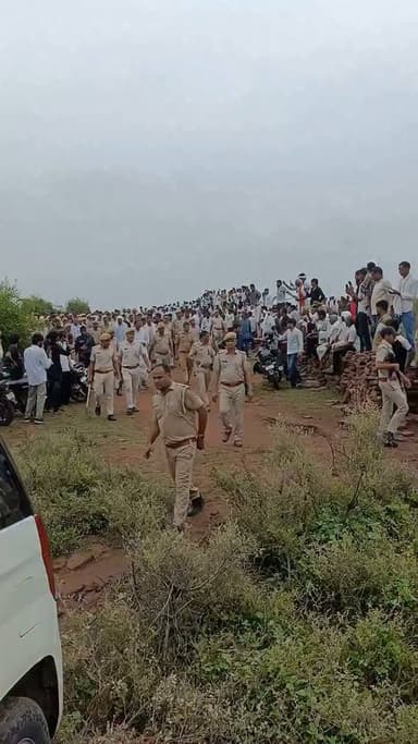राजस्थान-/डकैत जगन गुर्जर का हुआ अंतिम संस्कार , पैरोल पर आए तीनों भाइयों ने दी अंतिम विदाई,कुख्यात डकैत जगन गुर्जर, जिसकी अजमेर हाई सिक्योरिटी जेल में हुई हत्या....!!!!
#viralvideo #ABPNews