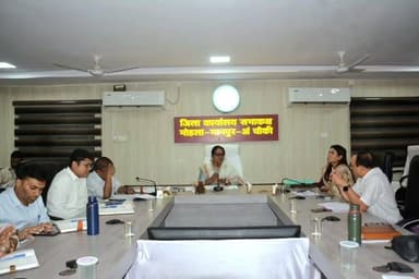 कलेक्टर श्रीमती तुलिका प्रजापति ने कलेक्ट्रेट सभा कक्ष में आयोजित समय-सीमा बैठक में विभिन्न विभागों की योजनाओं, लंबित प्रकरणों एवं विकास कार्यों की विस्तृत समीक्षा की।
- मुख्यमंत्री हेल्पलाइन में प्राप्त आवेदनों का करें गुणवत्तापूर्ण निराकरण-कलेक्टर श्रीमती प्रजापति
- छात्रावासों की सभी मूलभूत व्यवस्थाएं दुरुस्त करने के दिए निर्देश
- बस्तर मुन्ने कार्यक्रम की समीक्षा, 41 हितग्राहीमूलक योजनाओं से लाभान्वित करने के दिए निर्देश
- धान खरीदी पंजीयन और विभागीय योजनाओं की प्रगति की कलेक्टर ने की समीक्षा
#mmacdistrict_cg #chhattishgarh #समय_सीमा_बैठक