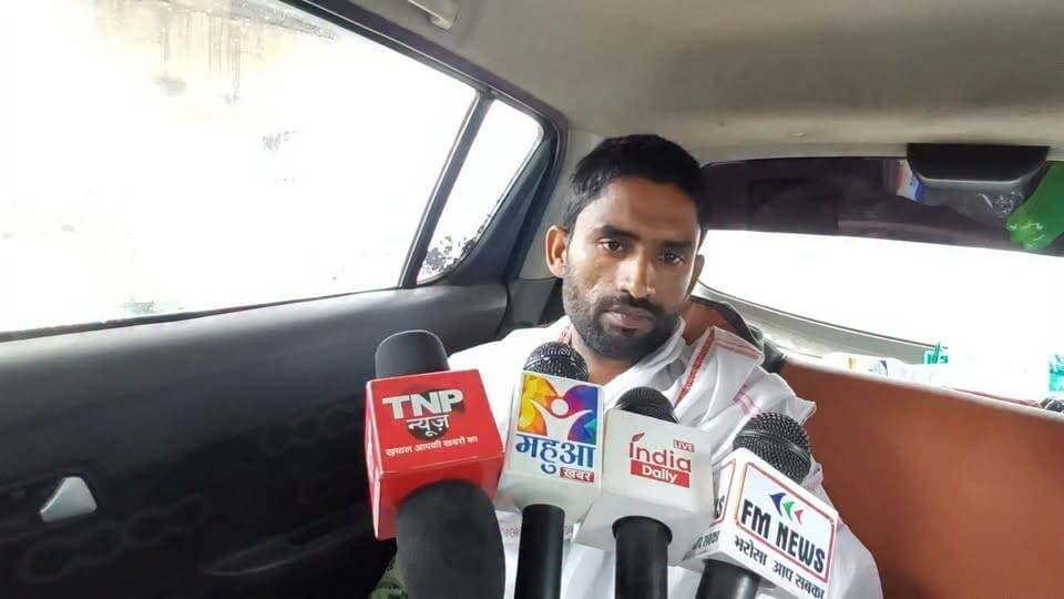 #दन्नाहार पुलिस ने #6दिन #बीत जाने के #बाद भी #मामला दर्ज नहीं #किया, युवक की #हालत #लगातार खराब होती #जा रही है, #चिकित्सक ने #उसे सैफई से #आगरा रेफर कर #दिया है।