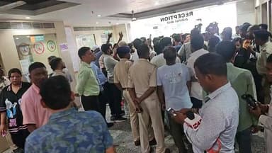 राँची के राज हॉस्पिटल में एक मरीज के इलाज को लेकर परिजनों ने गंभीर आरोप लगाए हैं। परिजनों का कहना है कि लातेहार निवासी मरीज को मामूली सड़क दुर्घटना में पैर में चोट लगी थी, लेकिन अस्पताल में इलाज के दौरान लापरवाही हुई। उनका आरोप है कि लगभग डेढ़ महीने तक इलाज के नाम पर 16 से 18 लाख रुपये खर्च कराए गए और अब अस्पताल की ओर से मरीज की गंभीर स्थिति तथा दोनों पैर काटने की बात कही जा रही है।
#RajHospital #RanchiNews #BreakingNews #JharkhandNews #MedicalNegligence #RanchiClubTV