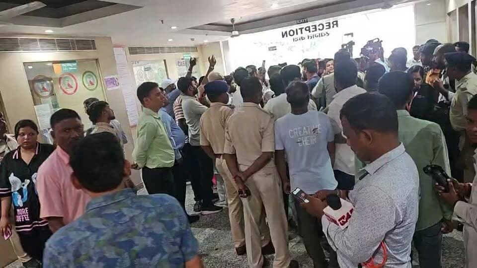 राँची के राज हॉस्पिटल में एक मरीज के इलाज को लेकर परिजनों ने गंभीर आरोप लगाए हैं। परिजनों का कहना है कि लातेहार निवासी मरीज को मामूली सड़क दुर्घटना में पैर में चोट लगी थी, लेकिन अस्पताल में इलाज के दौरान लापरवाही हुई। उनका आरोप है कि लगभग डेढ़ महीने तक इलाज के नाम पर 16 से 18 लाख रुपये खर्च कराए गए और अब अस्पताल की ओर से मरीज की गंभीर स्थिति तथा दोनों पैर काटने की बात कही जा रही है।
#RajHospital #RanchiNews #BreakingNews #JharkhandNews #MedicalNegligence #RanchiClubTV