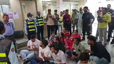 राँची के Raj Hospital में एक मरीज के इलाज को लेकर परिजनों ने गंभीर आरोप लगाए हैं। परिजनों का दावा है कि इलाज में लापरवाही बरती गई, लंबे समय तक अस्पताल में भर्ती रखने के बाद भारी खर्च कराया गया और अब मरीज की स्थिति को लेकर गंभीर बातें कही जा रही हैं। इन आरोपों के बाद अस्पताल परिसर में हंगामे की स्थिति बन गई।
#Healthcare #LiveNews #PatientCare #RanchiLive #RanchiClubTV #NewsUpdate #IndiaNews #PublicAwareness