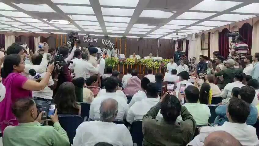 बिहार विधान परिषद में 10 नवनिर्वाचित सदस्यों ने ली शपथ, पवन सिंह और निशांत कुमार बने आकर्षण का केंद्र। #sachbharatnews #SBI #BiharNews #TopFans