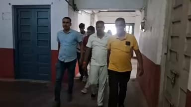 अपने ही थाने में पदस्थापित ASI घुस लेते गिरफ्तार 8 हजार रुपए घुस लेते निगरानी टीम ने दबोचा।
मुजफ्फरपुर जिले के राजेपुर थाना में पदस्थापित ASI मुन्ना यादव घुस लेते हुए दबोचे गए है। ए एस आई मुन्ना यादव आज बुधवार को आठ हजार की घुस ले रहे और घुस लेने के लिए पीड़ित को थाने में बुलाया था।इसी दौरान में घुस लेते हुए मौके से निगरानी विभाग की टीम ने उसे आज करवाई कार्य हुए दबोच लिया है। गिरफ्तार ASI की टीम आगे की करवाई के लिए जुटी हुई है।बताया जा रहा है एक विवाद को सुलझाने के नाम पर पीड़ित से घुस की कर रहा था डिमांड इसी दौरान में उसे आज रंगे हाथों पकड़ा #nigrani #BiharPolice # सम्राट चौधरी #BiharNews