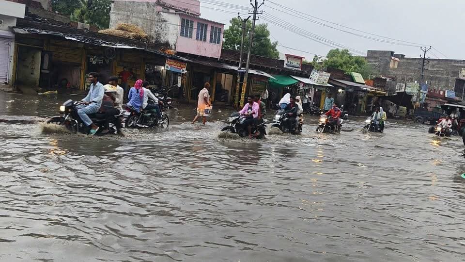 📍गंगापुर सिटी: 10 मिनट की बरसात में ये हालात है सालोदा मोड से उदई मोड तक, सारी नाली ब्लॉक होने के के कारण रोड पर पानी इस तरह भरा हुआ है, आमजन परेशान, नगरपरिषद मस्त ? 💦🙄
#jagattaknews #गंगापुर #GGC #rain #barish #live