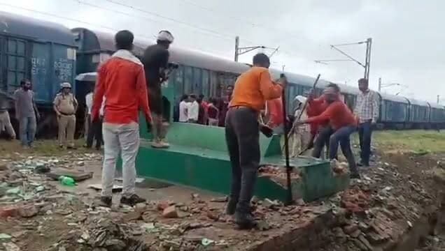 🚨 फर्रुखाबाद रेलवे स्टेशन पर 2 साल से लंबित मामला सुलझा
फर्रुखाबाद रेलवे स्टेशन परिसर में ट्रैक उन्नयन कार्य में बाधा बन रहे एक धार्मिक ढांचे को आखिरकार हटा दिया गया है। बताया जा रहा है कि यह मामला पिछले दो वर्षों से लंबित था।
इस ढांचे के हटने के बाद रेलवे अब ट्रैक सुधार और आधुनिकीकरण का कार्य तेज़ी से पूरा कर सकेगा, जिससे ट्रेनों के संचालन और गति में भी सुधार होने की उम्मीद है।
रेलवे का कहना है कि विकास कार्यों में बाधा बनने वाले अवरोधों को नियमानुसार हटाकर परियोजनाओं को समय पर पूरा करना आवश्यक है।
#फर्रुखाबाद #रेलवे #रेलवे_स्टेशन #रेल_विकास #उत्तर_प्रदेश #BreakingNews #Bharatnama