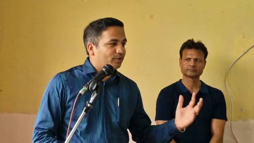 "चिट्टे के खिलाफ अब आर-पार की लड़ाई!
बिलासपुर गर्ल्स स्कूल में छात्राओं के बीच डीसी बिलासपुर का बड़ा संदेश—"नशे के सौदागरों को किसी भी कीमत पर बख्शा नहीं जाएगा। युवाओं को चिट्टे से बचाना प्रशासन की सर्वोच्च प्राथमिकता है।"
#Bilaspur #DrugFreeHimachal #ChittaMuktHimachal #DCBilaspur