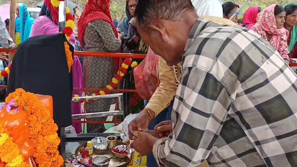 #धारअकरिया पट्टी में कठूड़ गाँव के निकट गजा कठूड़ सड़क पर #शनिदेव व #बजरंगबली की मूर्ति की इस तरह हुई पूजा-अर्चना के साथ #स्थापना-प्राण प्रतिष्ठा।