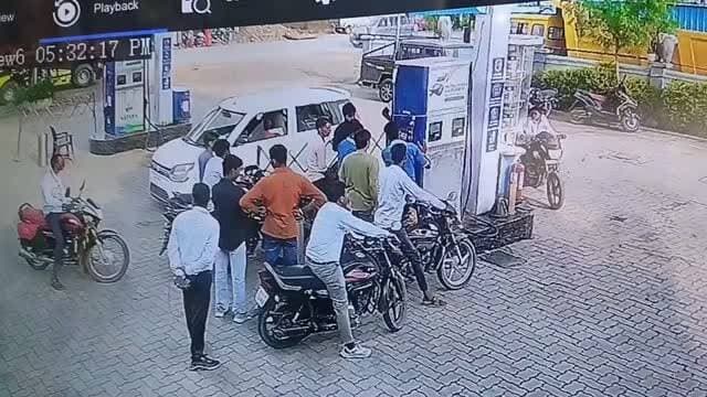 गरोठ का यह वीडियो सोशल मीडिया पर तेजी से वायरल हो रहा है। बताया जा रहा है कि हरियाणा पुलिस की गाड़ी लेकर दो आरोपी फरार हो गए थे। हालांकि वाहन बरामद कर लिया गया है, जबकि मामले की आधिकारिक पुष्टि का इंतजार है।
#गरोठ #मंदसौर #वायरलवीडियो #ब्रेकिंगन्यूज #हरियाणापुलिस YashasviDuniya
