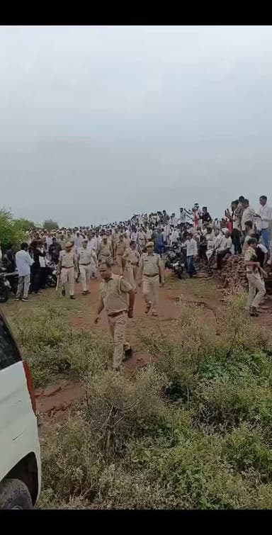 राजस्थान-/डकैत जगन गुर्जर का हुआ अंतिम संस्कार , पैरोल पर आए तीनों भाइयों ने दी अंतिम विदाई,कुख्यात डकैत जगन गुर्जर, जिसकी अजमेर हाई सिक्योरिटी जेल में हुई हत्या....!!!!
#viralvideo #insideshivpuri