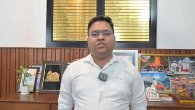 केदारनाथ यात्रा में सख्ती, बिना पंजीकरण घोड़ा-खच्चर संचालन पर होगी कड़ी कार्रवाई
रुद्रप्रयाग प्रशासन ने केदारनाथ यात्रा को सुरक्षित, सुव्यवस्थित और श्रद्धालु-अनुकूल बनाने के लिए घोड़ा-खच्चर संचालन पर सख्त रुख अपनाया है।
जिलाधिकारी विशाल मिश्रा ने स्पष्ट किया है कि बिना पंजीकरण किसी भी घोड़ा-खच्चर या हॉकर का संचालन नहीं होने दिया जाएगा। नियमों का उल्लंघन करने वालों के खिलाफ ब्लैकलिस्टिंग, आर्थिक जुर्माना और कानूनी कार्रवाई की जाएगी।
प्रशासन ने सभी संचालकों और हॉकरों को तीर्थ यात्रियों के साथ शालीन एवं सम्मानजनक व्यवहार करने के निर्देश दिए हैं। हाल में अभद्र व्यवहार की शिकायतों पर कार्रवाई की जा चुकी है और भविष्य में ऐसी शिकायत मिलने पर और कड़ी कार्रवाई होगी।
साथ ही सभी संचालकों को निर्देश दिए गए हैं कि वे अपने अधीन कार्यरत सभी हॉकरों का जिला पंचायत की निर्धारित प्रक्रिया के तहत अनिवार्य रूप से पंजीकरण कराएं। प्रशासन ने यात्रा की गरिमा बनाए रखने और श्रद्धालुओं को सुरक्षित एवं सम्मानजनक सेवाएं उपलब्ध कराने की अपील की है।
#KedarnathYatra #Kedarnath #Rudraprayag #Uttarakhand #CharDhamYatra #PilgrimSafety #HorseMuleService #TravelUpdate