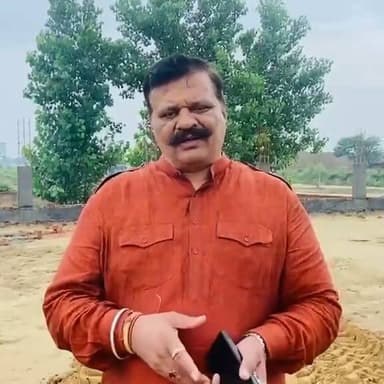 पूर्व विधायक कुँवर प्रणव सिंह चैंपियन ने हालिया विवाद के बाद पीड़ित परिवार के गांव पहुंचकर अनुसूचित समाज से सार्वजनिक रूप से खेद व्यक्त किया। उन्होंने कहा कि यदि उनकी किसी बात या व्यवहार से समाज की भावनाओं को ठेस पहुंची है, तो उसके लिए वे क्षमाप्रार्थी हैं। साथ ही उन्होंने समाज के प्रति अपने पुराने जुड़ाव को दोहराते हुए भविष्य में भी जनसेवा और विकास कार्यों के लिए प्रतिबद्ध रहने की बात कही।
#Uttarakhand #KunwarPranavSinghChampion #BreakingNews