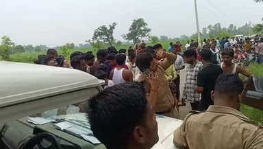 #अयोध्या: विदेश भेजने के नाम पर ₹1.5 लाख की ठगी से परेशान युवक मोबाइल टावर पर चढ़ा। पुलिस के सामने रखी शर्त—पैसा और पासपोर्ट वापस करो, आरोपी एजेंट को जेल भेजो। मौके पर पुलिस-प्रशासन युवक को सुरक्षित उतारने में जुटा। आरोपी पर कार्रवाई को लेकर सवाल उठे।