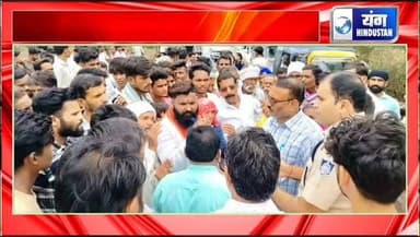 164 आवेदन से नहीं बनीं बात तो अपनी चार सूत्रीय मांगों को लेकर गौसेवकों ने किया चक्काजाम मौके पर दौड़े आए अधिकारी।
#गौसेवक #younghindustaannews #लोकलन्यूज #khurai #baba