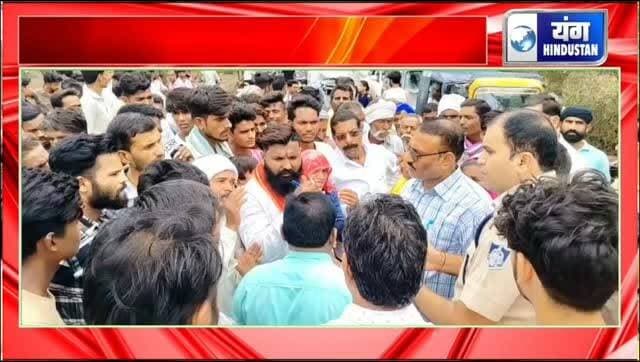 164 आवेदन से नहीं बनीं बात तो अपनी चार सूत्रीय मांगों को लेकर गौसेवकों ने किया चक्काजाम मौके पर दौड़े आए अधिकारी।
#गौसेवक #younghindustaannews #लोकलन्यूज #khurai #baba