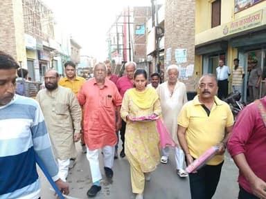 मेला गणेश चौथ-2026 का प्रथम निमंत्रण भगवान श्री गणेश को अर्पित, एसडीएम नीतू रानी ने की विधिवत पूजा-अर्चना
सम्भल/चन्दौसी। मेला गणेश चौथ-2026 के शुभारंभ की परंपरा का निर्वहन करते हुए आज दिनांक 1 जुलाई 2026, बुधवार को चन्दौसी की उपजिलाधिकारी नीतू रानी ने श्री गणेश मेला परिषद के पदाधिकारियों के साथ नगर चन्दौसी के सीता रोड़ स्थित सिद्धपीठ श्री गणेश मंदिर पहुंचकर विघ्न विनाशक, प्रथम पूज्य भगवान श्री गणेश के श्रीचरणों में मेले का प्रथम निमंत्रण अर्पित किया।
इस अवसर पर एसडीएम नीतू रानी एवं मेला परिषद के पदाधिकारियों ने भगवान श्री गणेश का विधिवत पूजन-अर्चना एवं आरती कर आगामी मेला गणेश चौथ-2026 के सफल, शांतिपूर्ण एवं सकुशल आयोजन की प्रार्थना की। सभी ने भगवान श्री गणेश से नगरवासियों के सुख, समृद्धि एवं मंगल की कामना भी की।
श्री गणेश मेला परिषद के पदाधिकारियों ने बताया कि इस वर्ष 66वाँ श्री गणेश जन्मोत्सव एवं मेला गणेश चौथ का आयोजन 12 सितम्बर 2026 से 2 अक्टूबर 2026 तक भव्य रूप से किया जाएगा। वहीं 14 सितम्बर 2026 को भगवान श्री गणेश का महापूजन एवं भव्य रथयात्रा का आयोजन श्रद्धा, भक्ति एवं उत्साह के साथ सम्पन्न होगा, जिसमें बड़ी संख्या में श्रद्धालुओं के सम्मिलित होने की संभावना है।
इस अवसर पर मेला परिषद ने नगरवासियों एवं श्रद्धालुओं से मेला गणेश चौथ-2026 के सभी धार्मिक एवं सांस्कृतिक आयोजनों में सहभागिता कर भगवान श्री गणेश का आशीर्वाद प्राप्त करने का आह्वान किया।
इस दौरान मेला परिषद से मुख्य सचिव हरिगोपाल वार्ष्णेय, ललित किशोर गुप्ता, सुधीर गुप्ता, रविंद्र कुमार रूपी, मनोज गुप्ता मीनू, डॉ० राजीव गुप्ता, विनय सर्राफ, एड. लोकेंद्र शर्मा, प्रजीत कुमार लालू, मेजर शशिकांत गुप्ता, सतेन्द्र मामा, प्रभात कृष्णा, मुकेश ब्रेड, प्रफुल्ल कुमार, एड. राहुल चौधरी, संजय गुप्ता, अभिषेक गुप्ता, सुशांत गुप्ता, डॉ शेखर वार्ष्णेय, वरदान गुप्ता, शुभम अग्रवाल, प्रतीक किट्टू, मो.फईमुद्दीन, प्रवीण पूसी, पवन भट्टा, इश्तियाक बेग, अजय आर्य, मोहनलाल रस्तोगी, संजीव कुमार, सतीश किराना आदि श्रद्धालु एवं कार्यकर्ता उपस्थित रहे।