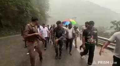 टिहरी मे मृतक केतन के पीड़ित परिवार से मिलने के लिए भारी बारिश के बीच पैदल ही जाते हुए सांसद चंद्रशेखर आजाद..
#tehri
#bhimarmy
#ChandrashekharAzad
#ASP
#uttrakhand_devbhoomi