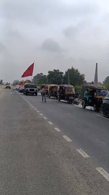 शेखपुरा गांव में श्रीमद्भागवत सप्ताह ज्ञान यज्ञ सह श्री हनुमत प्राण-प्रतिष्ठा महोत्सव को लेकर निकली गई कलश यात्रा