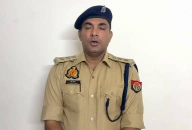 ग्रेटर नोएडा के थाना बादलपुर एरिया में टीनशेड की झोपड़ी में घरेलू गैस सिलेंडर फटने से आग लगी। धीरे-धीरे आग फैल गई। फायर सर्विस द्वारा 6 गाड़ियों की सहायता से आग पर काबू पाया। कोई जनहानि नहीं।
#GreaterNoida #Badalpur #FireIncident #CylinderBlast #GasCylinderExplosion #FireDepartment #UPPolice #NoidaNews #BreakingNews #EmergencyResponse #FireSafety #GautamBuddhNagar #UttarPradesh #LocalNews #GreaterNoidaNews #BadalpurPolice #FireBrigade #AccidentNews #SafetyFirst #HindiNews
