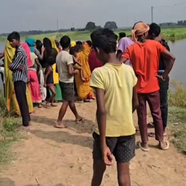 बनमा ईटहरी: तिलावे नदी से महिला का शव बरामद, जांच में जुटी पुलिस
बनमा ईटहरी थाना क्षेत्र के मनिया स्थित तिलावे नदी से 45 वर्षीय मीना देवी (पति- नरेश यादव, वार्ड-4) का शव संदिग्ध परिस्थिति में बरामद हुआ। परिजनों के अनुसार वह बुधवार शाम 4 बजे से लापता थीं। सूचना पर डीएसपी मुकेश कुमार ठाकुर, थानाध्यक्ष कुंदन कुमार सहनी, सोनवर्षा थाना पुलिस और एफएसएल टीम मौके पर पहुंचकर जांच में जुट गई। पुलिस हत्या और आत्महत्या दोनों पहलुओं से मामले की जांच कर रही है।
#viralvideochallenge
#crime
#prabhatkhabar #biharpolice #flowers